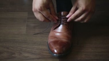 Rugan bağlayan adam resmi ve şenlikli soyunma Ayakkabı.
