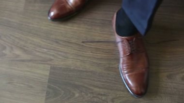 Rugan bağlayan adam resmi ve şenlikli soyunma Ayakkabı.