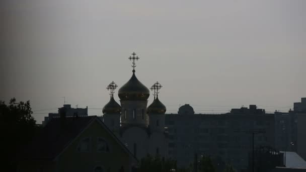 Orthodox church in the evening view from the window — Stockvideo