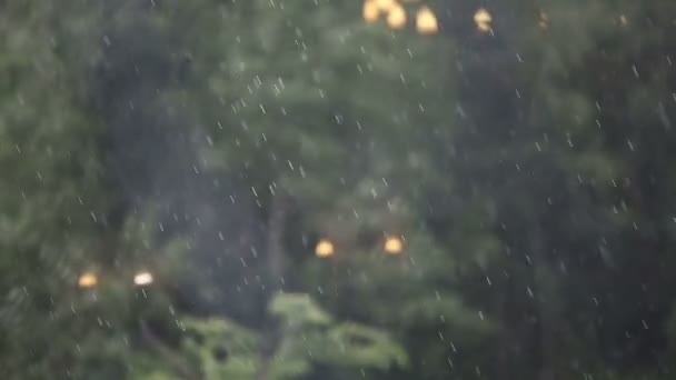 Hay mucho viento y lluvia afuera de una ventana. — Vídeos de Stock