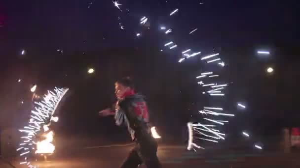 Russland, moskau - 09. Juni 2013: Feuershow mit vielen Funken in der Nacht — Stockvideo