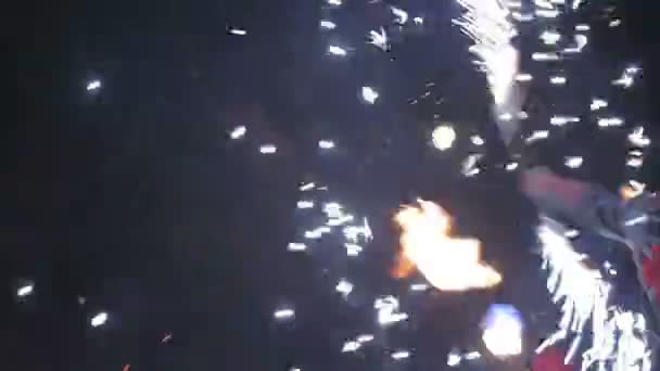 RUSSIE, MOSCOU - 09 JUIN 2013 : Feu montrer beaucoup d'étincelles dans la nuit — Video