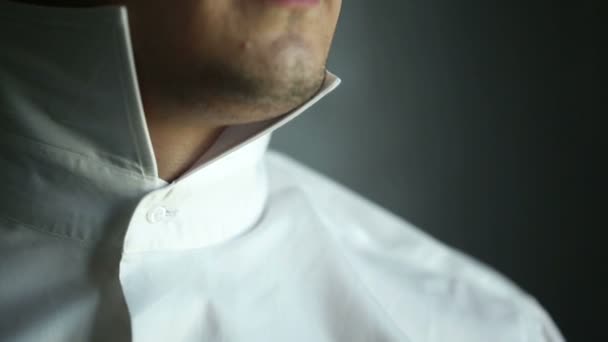ビジネスマンが会議に蝶ネクタイを着用するつもりです。 — ストック動画