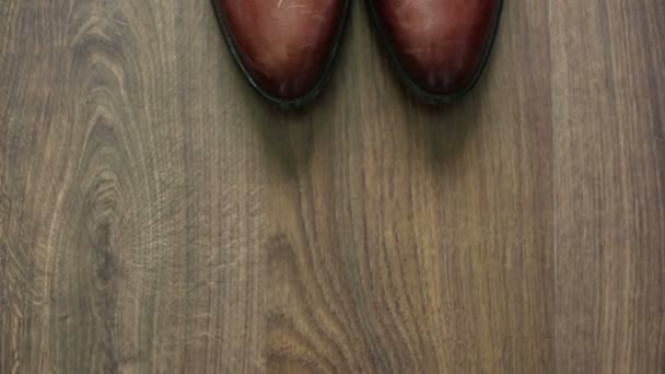 木製の背景に茶色の靴 — ストック動画
