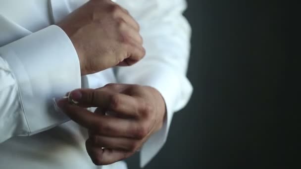 Mann trägt weißes Hemd und Manschettenknöpfe — Stockvideo