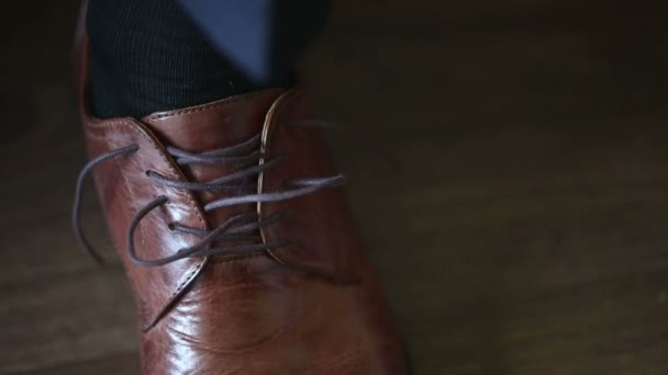 Man koppelverkoop lakleder schoenen formele en feestelijke dressing. — Stockvideo