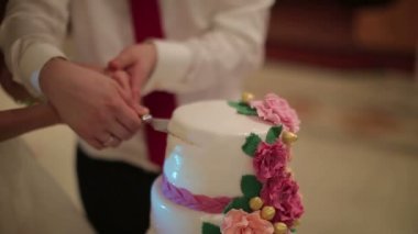 kesme ve plakaları üzerinde düğün pastası katlama