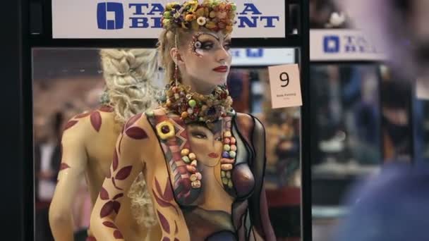 Paris, Frankrijk - November 2010: Omc haar World Cup 2010. Bodyart presentatie — Stockvideo