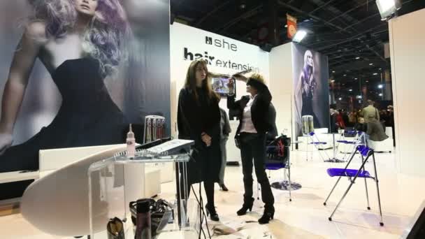 Paris, France - November 2010: Omc Hair World Cup 2010.  Hair stylist is working — Stock Video