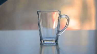 Şeffaf cam fincan çay üzerinde sıcak su