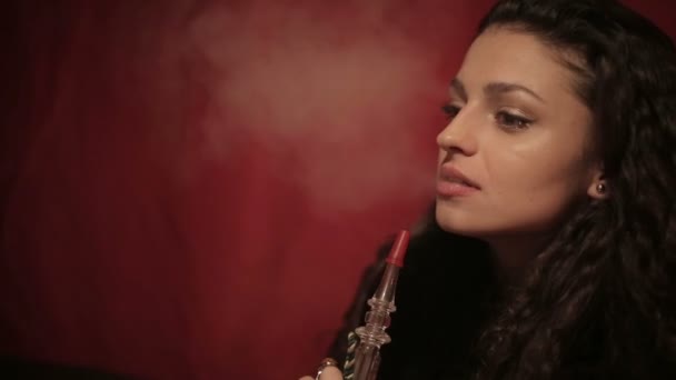 Mulher árabe fumando shisha ou narguilé. Fechar . — Vídeo de Stock