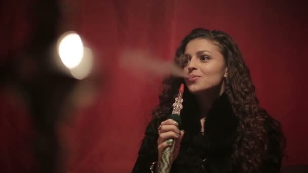 Arabische vrouw roken shisha of waterpijp. Close-up. — Stockvideo