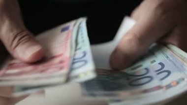 Yaşlı adamın sayım euro banknot eller. Ağır çekim. Yakın çekim