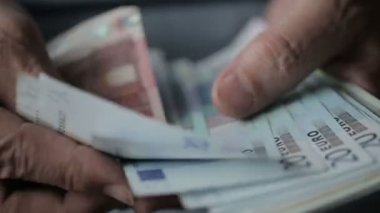 Yaşlı adamın sayım euro banknot eller. Yakın çekim