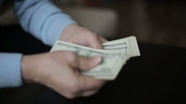 Sayım yüz dolar faturaları bir masada bir işadamı eller