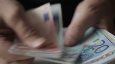 Yaşlı adamın sayım euro banknot eller. Yakın çekim