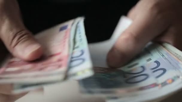 Les mains du vieil homme comptant les billets en euros. Au ralenti. Gros plan — Video