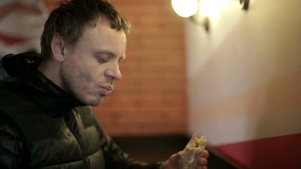 Man eating a sandwich — Stock Video