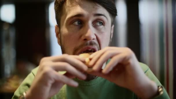 男子吃汉堡包 — 图库视频影像