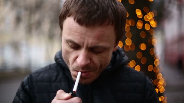 Un homme attend et allume une cigarette — Video