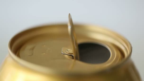 Detailní záběr soda nebo otevírání piva — Stock video