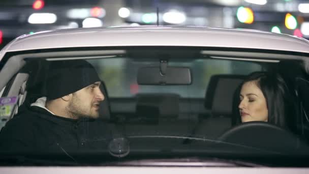 Jóvenes discutiendo en el coche — Vídeo de stock