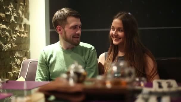 Jovem casal em um restaurante está fazendo selfie — Vídeo de Stock