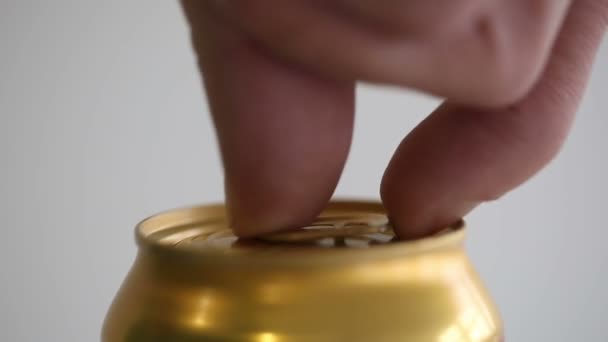 Primer plano de la apertura de refrescos o cervezas — Vídeos de Stock