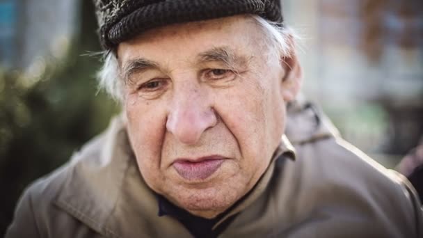 Seniors portrait, triste homme âgé regardant la caméra — Video