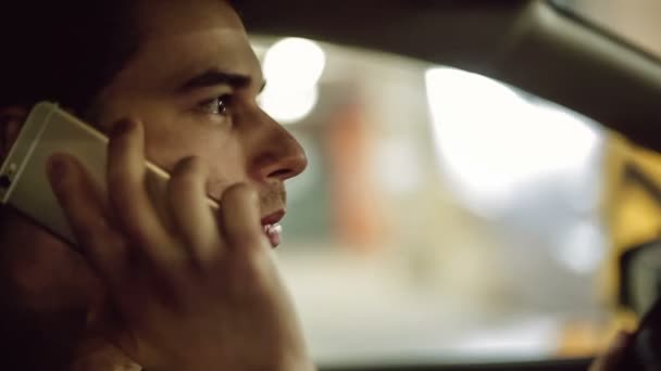 Een man is auto rijden en spreken op mobiele telefoon — Stockvideo