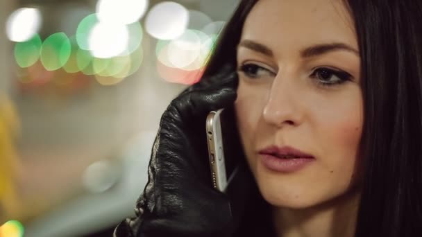 Молода бізнес-леді розмовляє по телефону — стокове відео