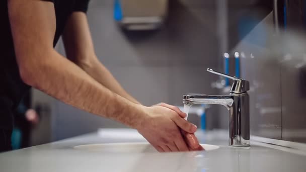 Een man wast zijn handen en gezicht — Stockvideo