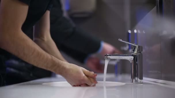 Ein Mann wäscht sich Hände und Gesicht — Stockvideo