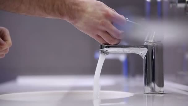 Un hombre se lava las manos. Movimiento lento — Vídeos de Stock