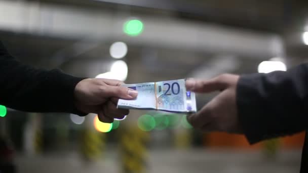 Les hommes se passent l'argent des billets en euros et se serrent la main. Au ralenti. Bokeh fond — Video