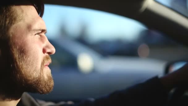 Um homem conduz um carro. Fechar foto de perfil — Vídeo de Stock