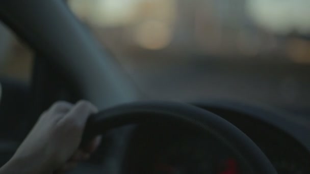 Το χέρι του ανθρώπου είναι οδήγηση αυτοκινήτου στο ηλιοβασίλεμα — Αρχείο Βίντεο
