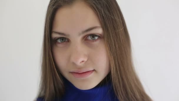 Ritratto di ragazza adolescente. Da vicino. — Video Stock