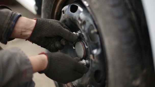 Replacement car tire at the service station — Stock Video