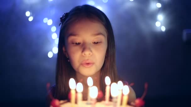Geburtstag des kleinen Mädchens bläst sie Kerzen auf Kuchen aus. Bokeh-Hintergrund — Stockvideo