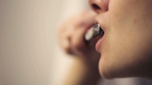 Jonge vrouw borstelen tanden in de badkamer van het hotel voor afhandeling — Stockvideo