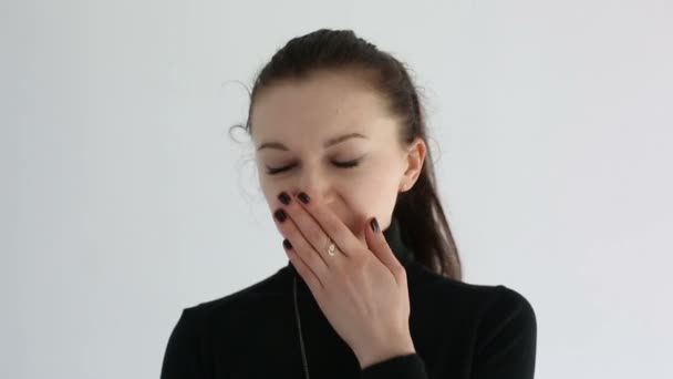 Boldogtalan szomorú nő elszigetelt fehér háttér — Stock videók