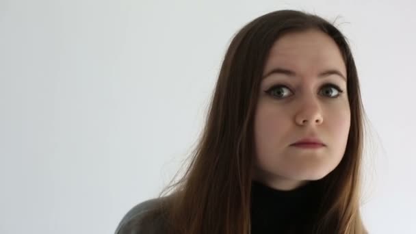Nő flörtöl látszó-on fényképezőgép fehér stúdió háttere — Stock videók
