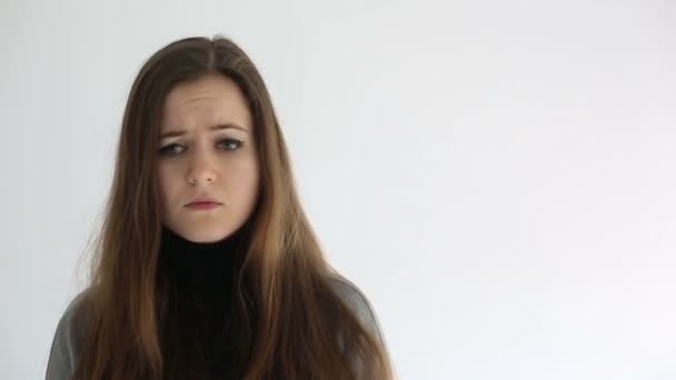 Δυστυχισμένος λυπημένη γυναίκα απομονωθεί σε λευκό φόντο — Αρχείο Βίντεο