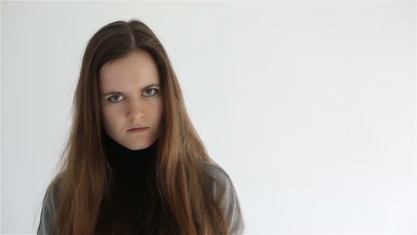 怒りと不満の女性。白で隔離. — ストック動画