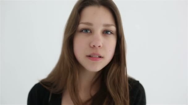 Meisje flirt kijken camera witte studio achtergrond — Stockvideo