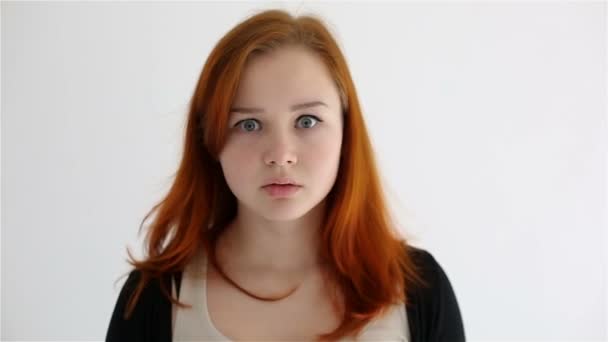 Δυστυχισμένος λυπημένος εφηβικό κορίτσι που απομονώνονται σε λευκό φόντο — Αρχείο Βίντεο