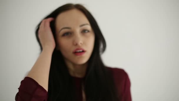 Genç bir üzücü kızın gözlerinin altında morluklar ile yakın çekim — Stok video