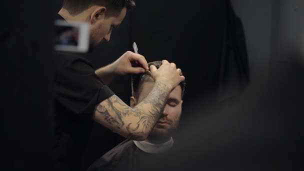 Парикмахер стрижет волосы в парикмахерской. Slow Motion — стоковое видео