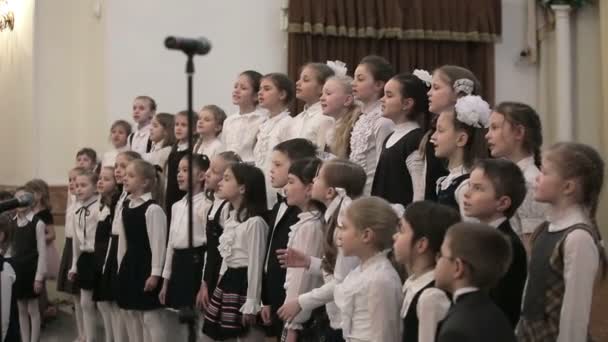 Wit-Rusland, Minsk - 8 April, 2015: koor Kinderconcert in het Wit-Russische Philharmonisch Orkest. — Stockvideo